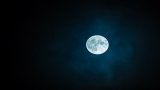 Gli astronauti di Artemis II osservano impatti di meteoriti sulla Luna in tempo reale durante il flyby
